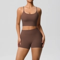 Detail van bruine yogaset met top met dunne bandjes en fitnessshort met hoge taille - S / Kastanjebruin