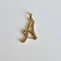 Dettaglio macro del ciondolo con monogramma lettera A in acciaio inossidabile oro 18K - Solo ciondolo / Pendente A