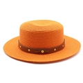Détail d'un chapeau de paille orange avec bande en cuir marron et rivets dorés - M (56-58cm) / Orange