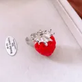 Nahaufnahme eines roten Erdbeerrings mit silbernen Blättern und offenem Ringband - Ring - Silber - Rot