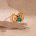 Vue détaillée d'une bague dorée texturée à deux couches avec zircon bleu sur pierre - Carré de Croix d'Or