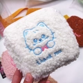 Détail d'une pochette en polaire pelucheuse avec broderie de chat bleu et fermeture éclair - 14*14cm / Blanc (Broderie Chat)