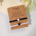 Verstellbare schwarz-weiße Herz-Paararmbänder Set auf brauner Geschenkkarte - Kleiner Finger Schwur Kraftpapier-Karte / Schwarz & Weiß Set