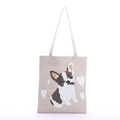 Detalle de un bolso tote de lona beige con estampado de dibujo animado de un bulldog francés - Bulldog Manchado