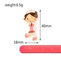 Dettaglio della spilla smaltata infermiera con dimensioni 40mm e peso 6,5g su un righello - Infermiera Cartone Animato Uniforme Bianca
