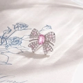 Zilveren vlinder oorring met roze zirkonia-stenen op een blauwe bloemen achtergrond - A734-2# Roze (Per stuk)