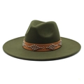 Dettaglio del cappello fedora in lana verde oliva con fascia in pelle marrone e borchie - Adulto 56-59cm / Verde Militare
