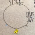 Dettaglio della collana a sfere argentate con ciondolo a forma di cane giallo e stelle - Cane Palloncino Giallo (4799)