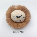 Spilla leone in peluche con criniera a frange marroni e ricami, diametro di 7.5cm - Leone linea marrone (Toppa fai-da-te)