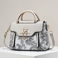 Elegante bolso de mano con estampado paisley, decoración de cisne dorado y cadena en gris - Gris