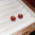 Vista macro de pendientes de caqui en esmalte rojo con hojas doradas en caja - Pendientes de Botón de Caqui (Rojo)
