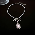 Detail einer silbernen Schleifenkette mit großem rosa rechteckigem Edelstein und Zirkonia - Halskette-Rosa