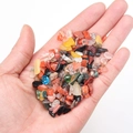 Hand mit bunten, polierten Naturkristall-Splittern für Heilung und Dekoration - Bunte Steine (100g)