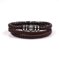 Detalle de pulsera multicapa de cuero trenzado marrón con cuentas de plata y cierre magnético - Cuero Café + Anillos de Acero