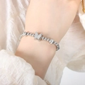 Bracciale a sfere argentate con ciondolo a farfalla e strass luminosi indossato al polso - E399-Braccialetto Di Perline A Farfalla-24cm / Color Acciaio