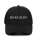 Casquette de baseball en coton noir avec broderie BAD HAIR DAY et visière courbée - Réglable / Noir