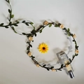 Florales Kranz-Stirnband mit hellgelben Rosenblüten und grünen Blättern auf brauner Rebe - Champagner