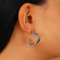 Gros plan de boucles d'oreilles créoles coeur à trois couches en finition argentée - Boucles d'oreilles triple cœur (1270) / Argent