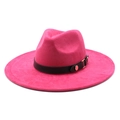 Dettaglio cappello fedora fucsia con fascia nera e fibbia metallica dorata - M / Rosa Rosso