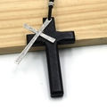 Detail eines doppelten Kreuzanhängers aus Holz und Silber mit Vintage-Struktur - Holzgeschichtetes Metallkreuz / Schwarz (Doppelschicht)