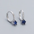 S925 sterling zilveren oorringen met een ronde donkerblauwe zirkoon in een zes-potige - Platinakleur (Blauwe Steen)
