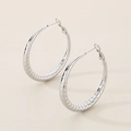 Pendientes de aro plateados minimalistas con acabado de rayas texturizadas para mujer - Estilo Color Acero (KE114503-KFC)