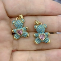 Ciondolo orsetto dorato con cristalli blu e zircone cuore rosa nel palmo - Turchese Blu