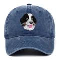 Dettaglio ricamo del Bovaro del Bernese su un berretto da baseball in cotone lavato blu - Blu Notte