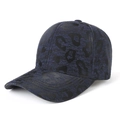 Blauwe en zwarte honkbalpet met luipaardprint, gebogen klep en textuurafwerking - Marineblauw
