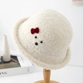 Detalle de gorro de lana de cordero con cara de animal y lazo de terciopelo rojo - 56-58cm / Blanco