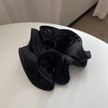 Detailaufnahme eines glänzenden schwarzen Satin-Haargummis mit eleganter Textur - Schwarz (Rüschenrand)
