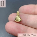 Foto macro del colgante de la Virgen María bañado en oro con detalle de 10,3x15,2 mm - Estilo H