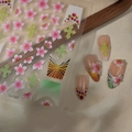 Vue macro de stickers ongles fleurs de glace avec croix et textures 3D gemmes - Style Gemme de Croix de Fleurs à Dégradé Rose(CO-520)