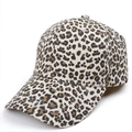 Detailopname van baseballpet met luipaardprint, hoogwaardige stof en gebogen rand - Verstelbaar / Beige
