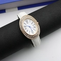 Elegante Damenquarzuhr mit ovalem Gehäuse, Strasslünette und weißem Lederarmband - Weiße Nummern