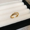 Primer plano de anillo cepillado bañado en oro con circón en un joyero de terciopelo blanco - Estilo Textura Esmerilada Espiral Serpiente (37#)