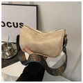 Détail du sac polochon beige avec une large bandoulière rétro aux motifs colorés - Kaki