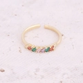 Gros plan d'une bague dorée réglable avec des pierres de zircone rectangulaires colorées - Style Zirconium Arc-en-Ciel (5#) / Ouvert Réglable