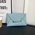 Elegante bolso de mano tipo sobre azul claro brillante con ribete y cierre dorado - Esmeralda