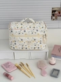 Dettaglio borsa trucco floreale in velluto a coste con doppia cerniera e trapuntatura - Borsa trucco in velluto a coste con fiori giallo mandorla