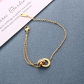Pulsera de titanio bañada en oro con anillos dobles, números romanos y cristales blancos - Pulsera de doble anillo con números romanos (E79) / Decoración de pedrería / Dorado