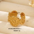 Golden daisy flower ring made of 18k gold plated stainless steel with matte texture - Vintage Daisy Pleated (1427)
