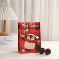 Weihnachtsgeschenktüte aus Kraftpapier mit Pinguin-Motiv und Merry Christmas Text - Pinguin/Rot & Schwarz Karo