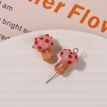 Makroaufnahme von zwei rosa Glaspilz-Anhängern mit roten Punkten für DIY-Schmuck - Nr.3 (Rosa Kappe Oranger Farbverlaufsstiel)
