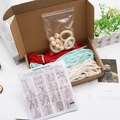 DIY Weihnachtsbaum Bastelset mit bunten Baumwollseilen, Holzperlen und Anleitung - Material-Set / Mehrfarbig