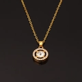 Nahaufnahme einer Goldkette mit rundem Anhänger und großem weißem Edelstein - Gold Halskette
