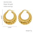 Detail van 18K goud vergulde roestvrijstalen holle croissant oorbellen met afmetingen - Spiraalstructuur Holle Stijl (ZXG922)