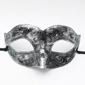 Masque vénitien vintage argenté avec motifs filigranes et rubans noirs pour mascarade - Petite Beauté Argent