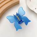 Pinza para el pelo de mariposa azul con acabado brillante y resorte dorado en blanco - Azul oscuro