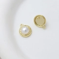 Primer plano de bases de colgantes de perlas doradas con textura de rejilla para bisutería - Estilo 3